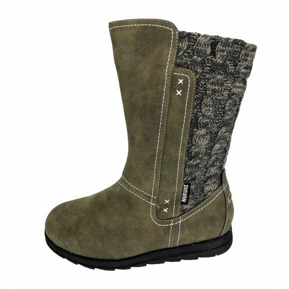 MUK LUKS WOMEN'S STACY MID CALF FLAT WATER RESISTANT WINTER BOOT 8 OLIVE 16966